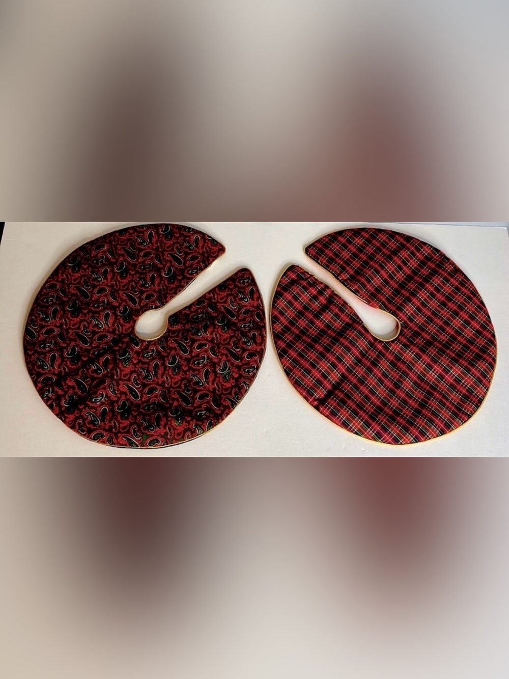 CHRISTMAS TREE SKIRTS (HALLMARK)